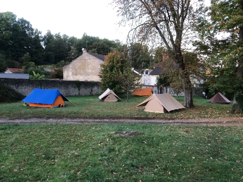 le camp des scouts dans le jardin au Creusot