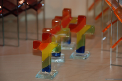ces croix multicolorés en verre